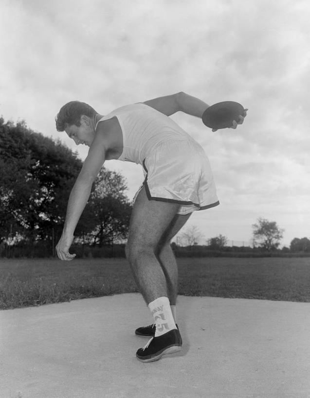 成年人,一个人,运动员,站,竖图,黑白,室外,白天,运动服,锻炼,旅游,度假,快乐,比赛,运动,竞争,美景,纽约,美国,仅一个男性,仅一个人,弯腰,景观,拿着,娱乐,仅一个年轻男性,自然,享受,休闲,景色,放松,力量,摄影,体育运动,自然风光,肖像,田径运动员,技能,体育,铁饼,男人,男性,年轻男性,年轻人,扔,健身