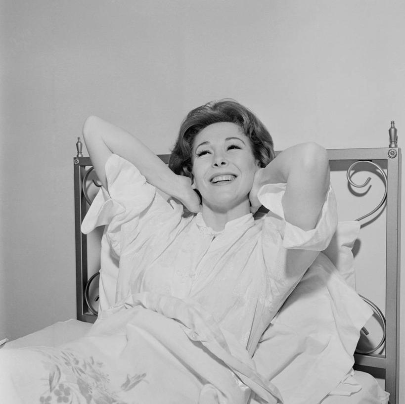 西方人,成年人,中年人,一个人,微笑,横图,方图,黑白,室内,正面,床,卧室,欧洲,纽约,美国,欧洲人,仅一个女性,仅一个人,伸展,向上看,仅一个中年女性,摄影,肖像,背手,无忧无虑,女人,女性,中年女性,白种人,休闲活动,美人,床架