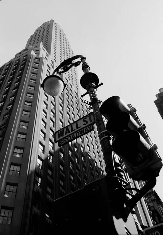 无人,竖图,黑白,室外,白天,仰视,城市,建筑,路灯,摩天大楼,指示牌,纽约,美国,标志,路标,红绿灯,路口,标识,路牌,摄影,英文字母,华尔街,市区,纽约州,金融区,低角度拍摄