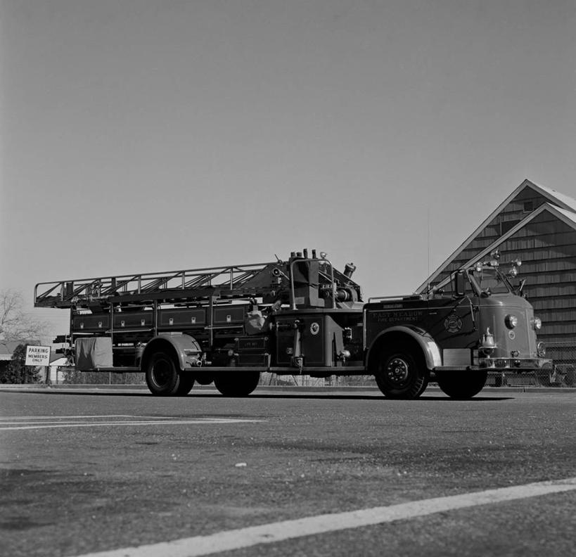 无人,停车场,横图,方图,黑白,室外,白天,美国,梯子,运输,摄影,停止,暂停,停滞,消防车