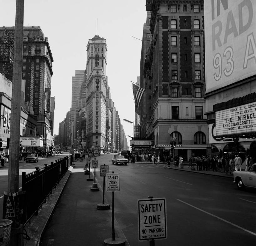 横图,方图,黑白,室外,白天,城市,道路,街道,路,公路,纽约,美国,人行道,交通,布告栏,摄影,英文字母,市区,交通标志,纽约州,曼哈顿时代广场,马路,总部大楼