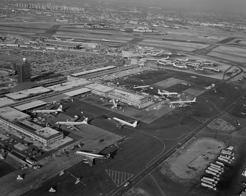 无人,机场,横图,俯视,航拍,黑白,室外,白天,飞机,建筑,纽约,美国,公共交通,交通,航空,交通工具,运输,摄影,北美,客机,北美洲,鸟瞰,载具,美洲,纽约市,纽约州,帝国之州,帝国州,北亚美利加洲,亚美利加洲,肯尼迪国际机场,纽约肯尼迪机场,纽约机场,纽约约翰.菲茨杰拉德.肯尼迪国际机场,高角度拍摄,旅行,美利坚合众国,飞机跑道,商务机