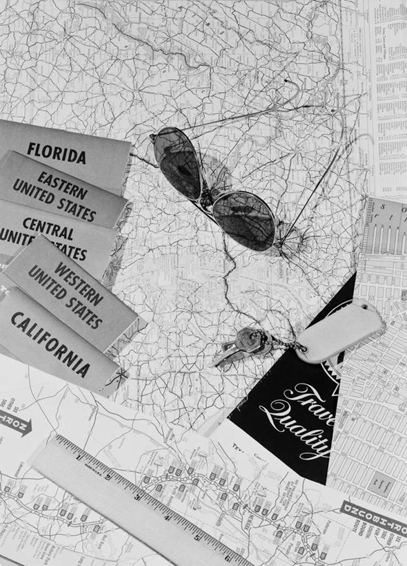 无人,竖图,俯视,黑白,旅游,地图,太阳镜,摄影,指导,英文字母,自驾游,车钥匙,高角度拍摄,影棚拍摄,旅行