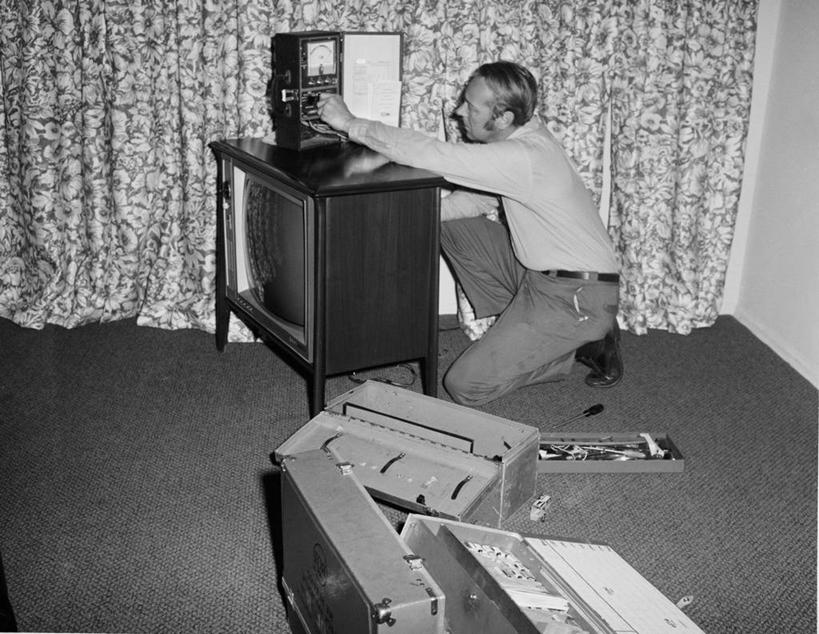 西方人,成年人,中年人,老年人,一个人,家庭,修理工,横图,黑白,室内,欧洲,纽约,美国,欧洲人,仅一个男性,仅一个人,仅一个中年男性,温暖,温馨,一家人,摄影,修理,和睦,起居室,技能,机件,男人,男性,中年男性,白种人,电视机,跪着,融洽