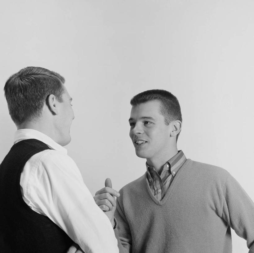 西方人,成年人,脸,头,脸颊,一个人,两个人,微笑,横图,方图,黑白,白色背景,友谊,欧洲,欧洲人,仅一个男性,仅一个人,肩膀,仅一个年轻男性,乐趣,力量,扳手腕,摄影,享乐,挑战,男人,男性,年轻男性,白种人,年轻人,头部,脸部,脸蛋,面部,影棚拍摄