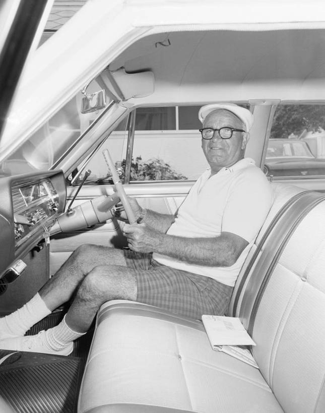 西方人,成年人,老年人,一个人,坐,微笑,竖图,黑白,白天,侧面,快乐,幸福,汽车,帽子,欧洲,美国,欧洲人,仅一个男性,仅一个人,短裤,眼镜,仅一个老年男性,运输,摄影,享乐,肖像,驾车,儿童安全座椅,老年男性,男人,男性,白种人,旅行