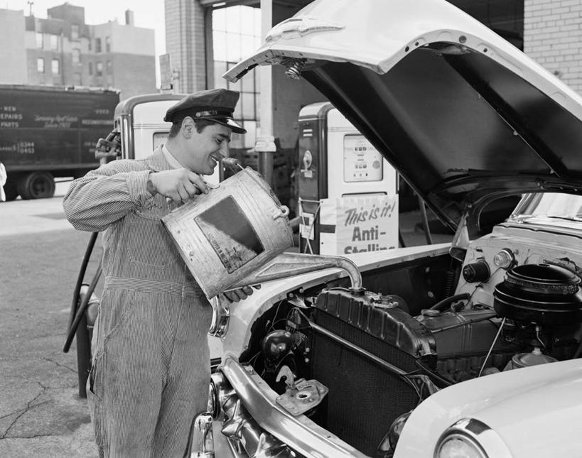 成年人,中年人,一个人,横图,黑白,室外,白天,石油,汽车,美国,仅一个男性,仅一个人,仅一个中年男性,倒,准备,工作,发动机,运输,摄影,加油站,修理,英文字母,汽油,化石燃料,男人,男性,中年男性,风帽,机械工人