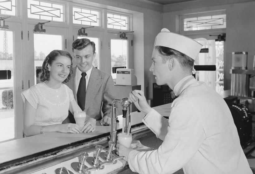 牛奶,成年人,三个人,酒吧,站,微笑,横图,黑白,室内,白天,制服,快乐,友谊,吧台,帽子,美国,倒,套装,工作,领带,古典,拿着,饮食,调酒师,饮料,冷饮,摄影,享乐,奶昔,年轻男性,年轻女性,年轻人,侍者,休闲活动,说话,半身,咖啡馆,美人,混合饮料