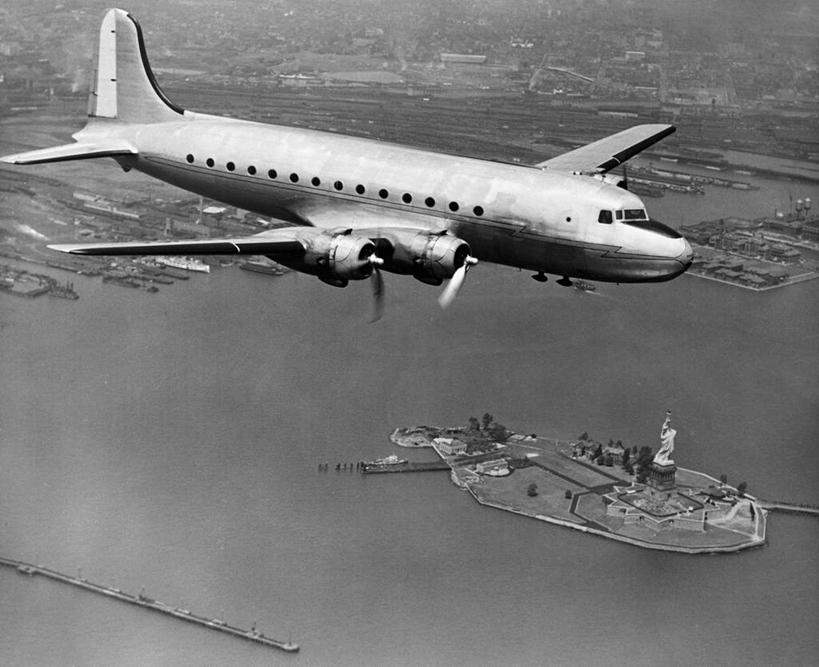 无人,横图,俯视,航拍,黑白,室外,白天,旅途,海洋,城市,飞机,建筑,自由女神像,纽约,美国,雕像,半空,古典,历史,飞,自由岛,地标建筑,运输,摄影,英文字母,飞行器,鸟瞰,纽约州,美术工艺,纽约港,高角度拍摄,旅行