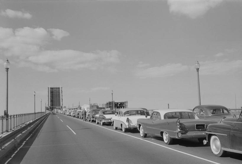 无人,横图,黑白,室外,白天,旅途,路,汽车,美国,一排,整齐,列队,云,桥,分界线,交通,古典,历史,排列,背面,排队,运输,摄影,吊桥,人行桥,悬索桥,队列,等,吊杆,宾夕法尼亚,锚锭,悬索,旅行,交通堵塞