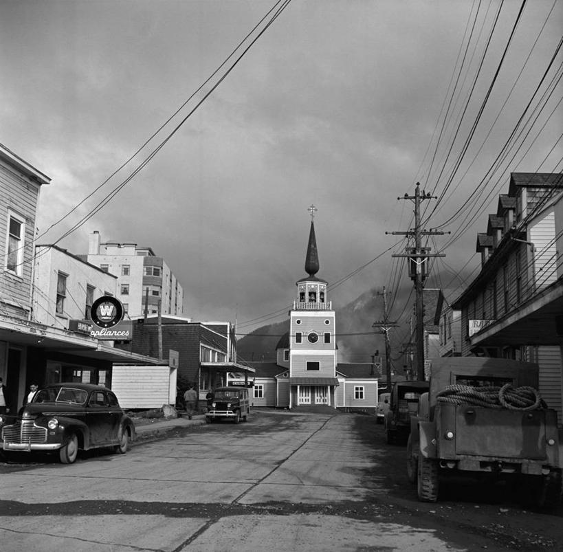 商店,教堂,横图,方图,黑白,室外,白天,城市,道路,建筑,街道,路,指示牌,公路,汽车,美国,加拿大,标志,电缆,电线杆,牌子,文字,交通,历史,标识,招牌,地标建筑,电话线,运输,摄影,宗教,停止,北美,北美洲,基督教,宗教建筑,透视图,美洲,暂停,停滞,北亚美利加洲,亚美利加洲,卑诗省,不列颠哥伦比亚,不列颠哥伦比亚省,马路,旅行,卑斯省,努特卡岛,店标