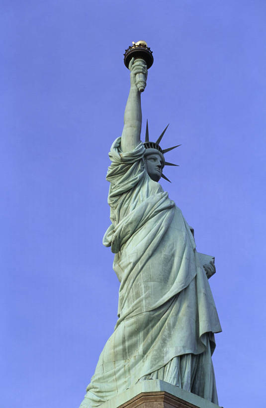 无人,举,竖图,室外,白天,仰视,自由,雕塑,自由女神像,纽约,美国,长袍,雕像,符号,拿着,历史,托,人体,摄影,美国文化,万里无云,四肢,美术工艺,手臂,举起,举手,举着,向上举,向上伸,向上托,彩图,低角度拍摄