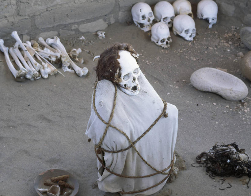 骨骼,头发,无人,横图,俯视,室外,白天,神秘,秘鲁,长袍,人头骨,沙子,骨头,碗,人体,摄影,尸体,考古学,骨架,木乃伊,尸身,遗体,古代文明,人工干尸,彩图,高角度拍摄,尸首,传统文化