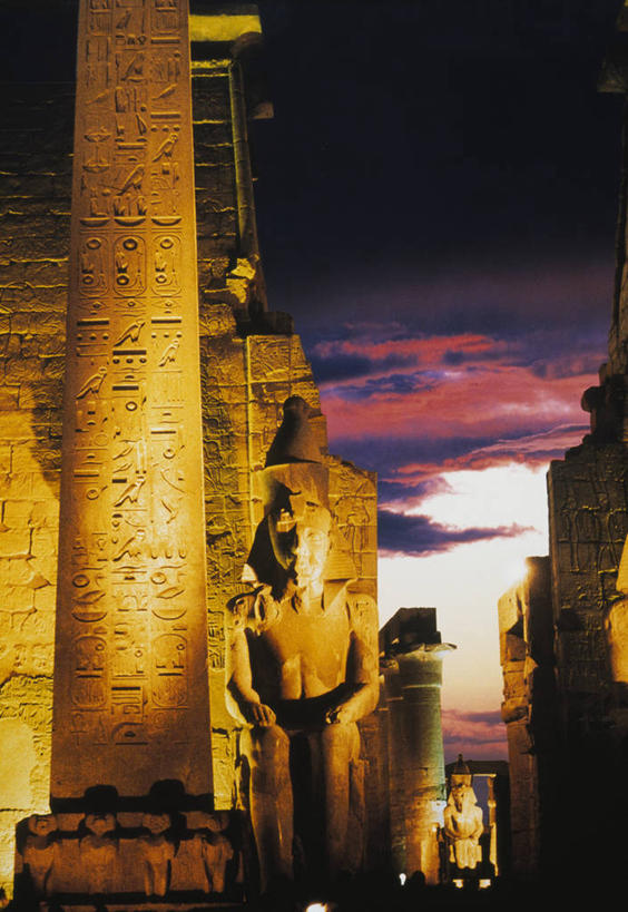无人,竖图,室外,建筑,雕塑,日光,埃及,标志,雕像,符号,柱子,云,标识,废墟,黄昏,摄影,照亮,中东,象形文字,鲁克索神殿,性别符号,古埃及文明,古代文明,彩图,男性符号,埃及卢克索