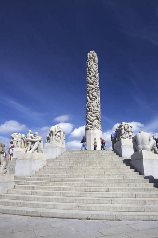 竖图,插画,室外,白天,数码,科技,雕塑,挪威,行人,游客,游人,阴影,网络,云,首都,高光,几何,计算机图形,合成,图画,路人,旅客,画,天空,花岗岩,电脑合成图,数码合成图,合成图,底座,漫画,奥斯陆,写实,具体,具象,美术工艺,过客,维格兰雕刻公园,彩图