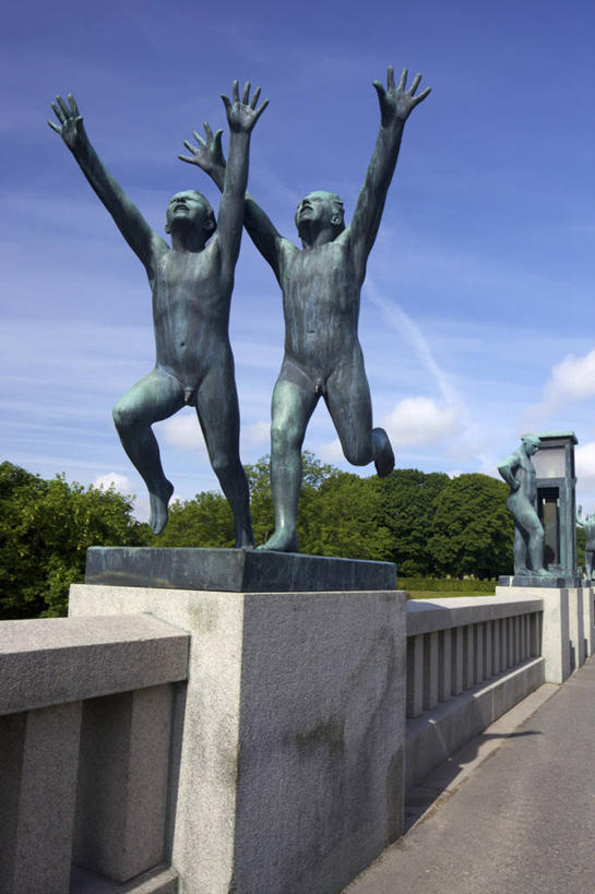 裸体,无人,跑,举,竖图,插画,室外,白天,正面,数码,科技,雕塑,挪威,阴影,艺术,并排,网络,标志,符号,首都,高光,几何,计算机图形,合成,图画,标识,画,地标建筑,托,人体,迅速,电脑合成图,数码合成图,合成图,手艺,漫画,20世纪,奥斯陆,青铜,写实,具体,具象,性别符号,四肢,美术工艺,维格兰雕刻公园,手臂,举起,举手,举着,向上举,向上伸,向上托,彩图,男性符号