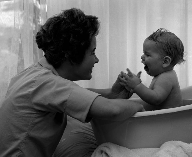 婴儿,成年人,两个人,家庭,母亲,微笑,横图,黑白,室内,白天,侧面,幸福,窗帘,美国,湿,拿着,靠,靠着,温暖,温馨,一家人,面对面,摄影,婴儿用品,和睦,关爱,女人,发型,触摸,手牵手,洗涤,半身,婴儿浴盆,融洽