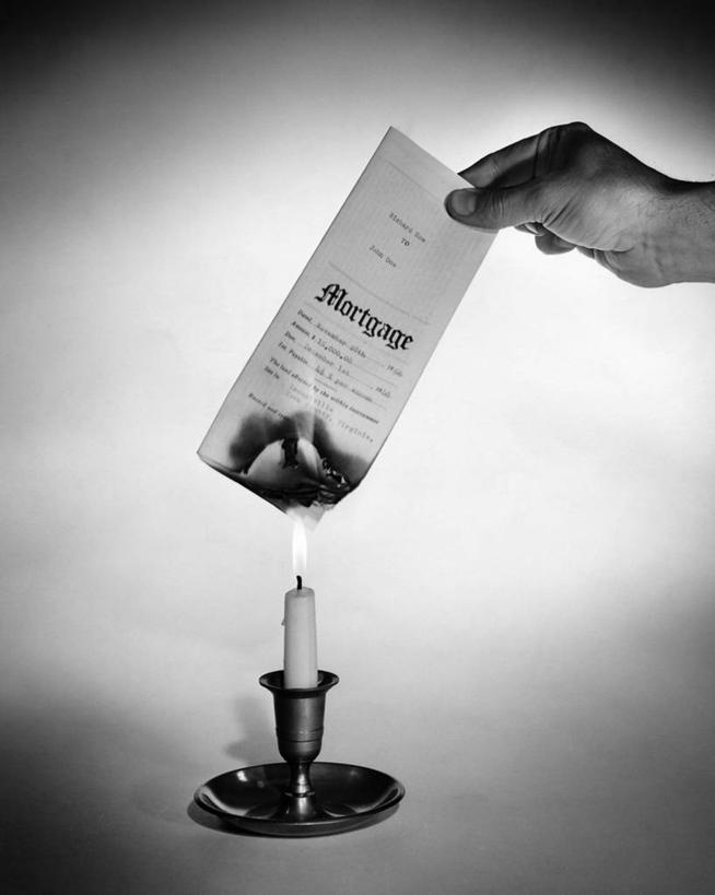 成年人,中年人,手,一个人,竖图,黑白,特写,自由,火,蜡烛,美国,仅一个男性,仅一个人,仅一个中年男性,废弃,火焰,燃烧,拿着,破坏,破损,两个,人体,摄影,合同,英文字母,部分,损坏,销毁,文档,房地产,毁灭,责任,烧毁,男人,男性,中年男性,影棚拍摄