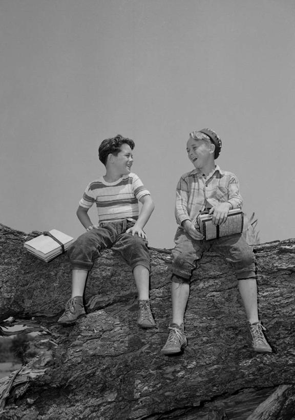 儿童,老年人,一个人,两个人,坐,笑,微笑,露齿笑,竖图,黑白,室外,白天,仰视,快乐,纯洁,美国,仅一个男性,仅一个人,悬崖,小孩,仅一个小孩,可爱,乐趣,童年,童趣,摄影,享乐,岩层,童真,烂漫,无邪,无忧无虑,天真,男孩,男人,男性,孩子,岩石,休闲活动,说话,低角度拍摄,男生