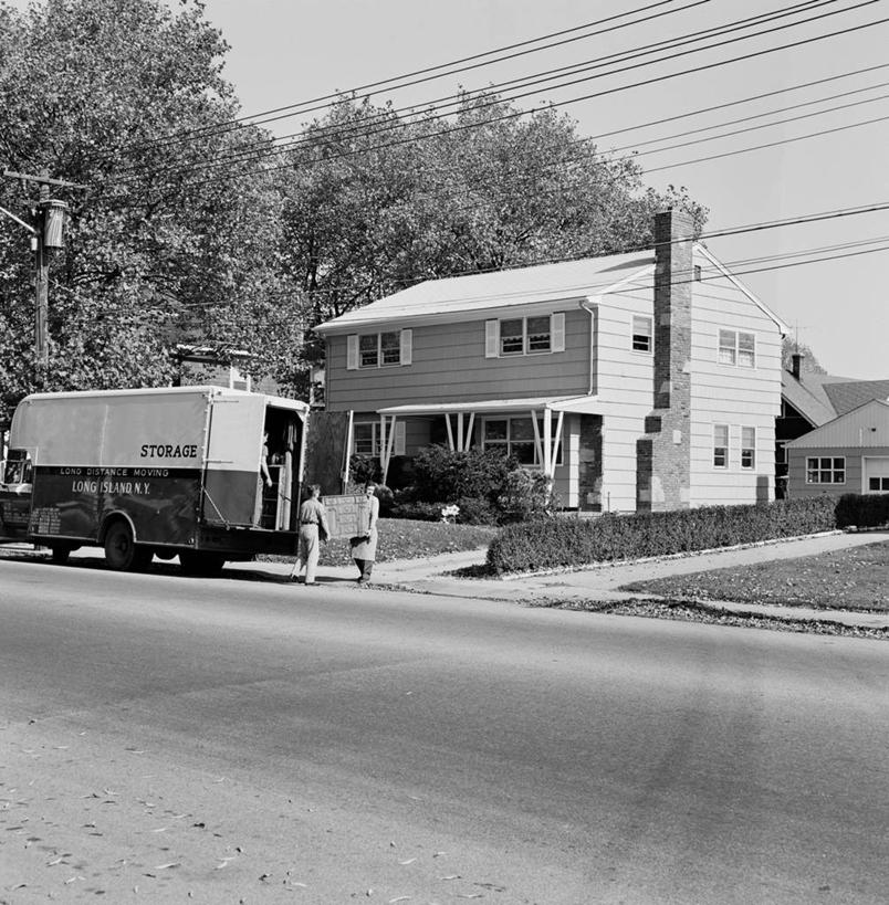 成年人,三个人,夫妻,站,竖图,方图,黑白,室外,白天,爱情,幸福,街道,卡车,美国,浪漫,休闲装,树,恩爱,放松,恋人,摄影,英文字母,搬家,运送,房地产,搬迁,异性恋,开端,树篱,年轻男性,年轻女性,年轻人,夫妇,情侣,伴侣