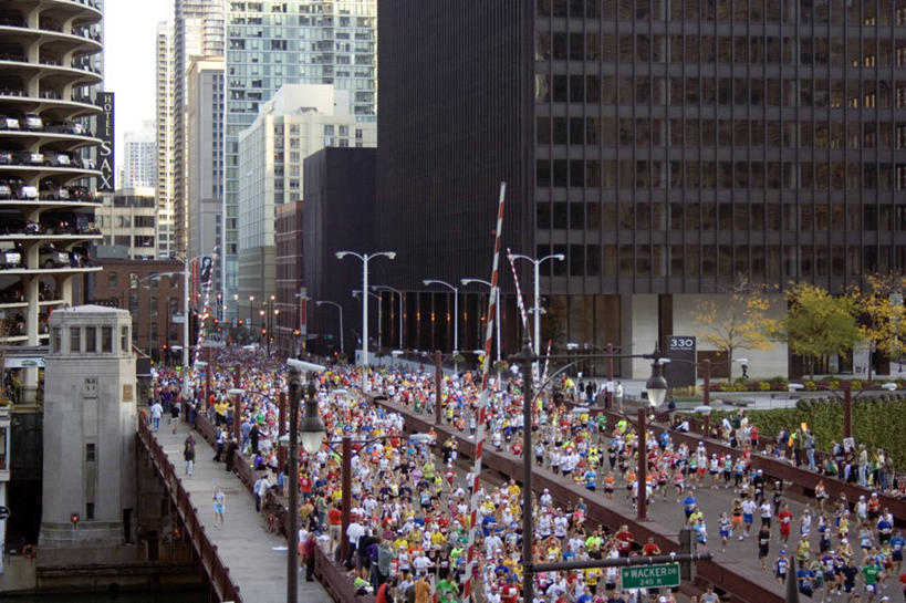 横图,俯视,室外,白天,度假,运动,竞争,美景,城市风光,城市,道路,建筑,街道,路,公路,日光,美国,景观,桥,交通,联系,娱乐,享受,休闲,景色,放松,摄影,群众,市区,伊利诺斯州,芝加哥市,敌对,马拉松赛跑,马路,彩图,高角度拍摄