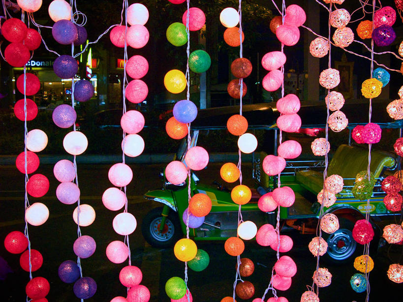 无人,横图,室外,夜晚,侧面,照明,泰国,庆祝,装饰,彩灯,灯光,公共交通,交通,灯,灯具,运输,摄影,花灯,照亮,照明设备,圣诞灯,彩图,机动三轮车