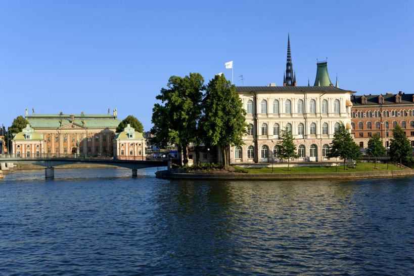 无人,教堂,码头,横图,室外,白天,湖,水,城市,港口,建筑,船,瑞典,波纹,节日,古城,塔,尖顶,首都,文化,树,祈祷,健康,许愿,运输,摄影,宗教,信仰,纪念,祈求,基督教,宗教建筑,天主教,斯德哥尔摩,万里无云,灵性,平安,彩图,旅行,摆渡口,埠头,渡口,渡头,港湾,海港,货运码头,口岸,商港,老城