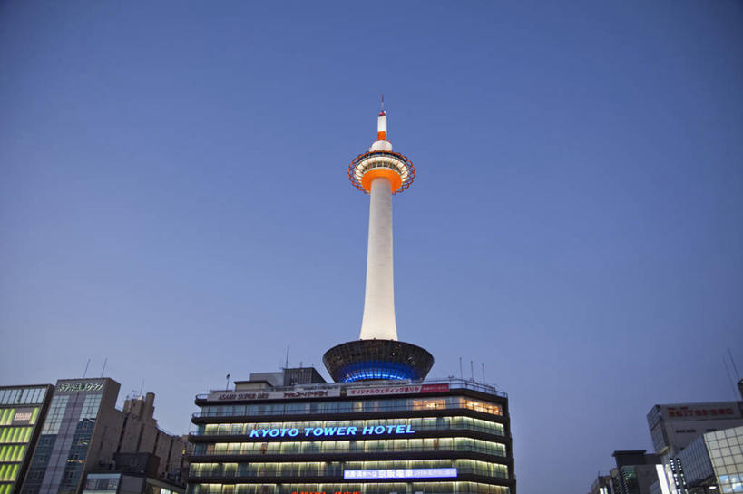 无人,横图,室外,仰视,度假,城市,建筑,酒店,指示牌,日本,亚洲,日本文化,标志,文字,塔,标识,现代,黄昏,地标建筑,摄影,京都府,华贵,东亚,本州,万里无云,无线电通信塔,本州岛,日本国,近畿地方,近畿,京都塔,彩图,低角度拍摄