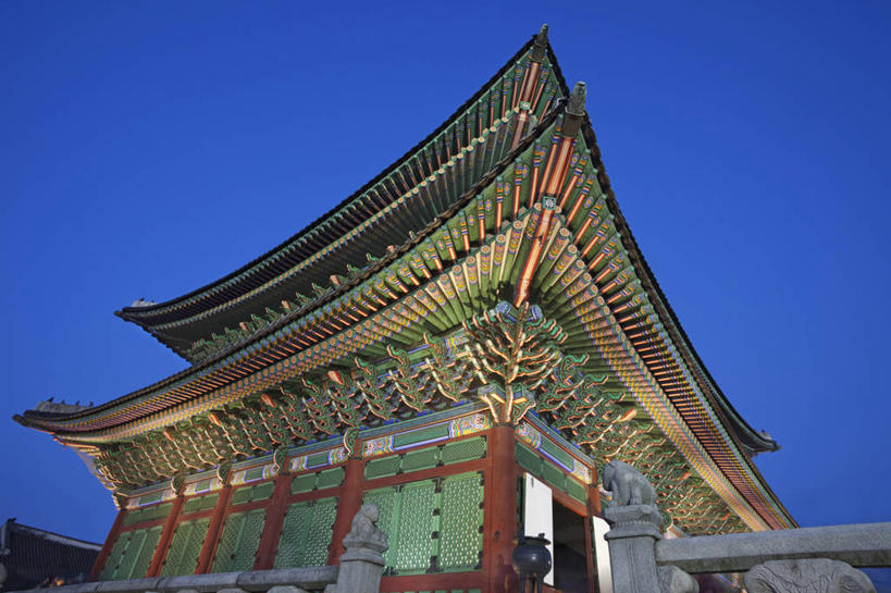 无人,宫殿,横图,室外,夜晚,仰视,旅游,建筑,景福宫,首尔,韩国,装饰,屋顶,首都,历史,蓝色,地标建筑,摄影,照亮,万里无云,朝鲜半岛,式样,设计,彩图,低角度拍摄,旅行,联合国教科文组织
