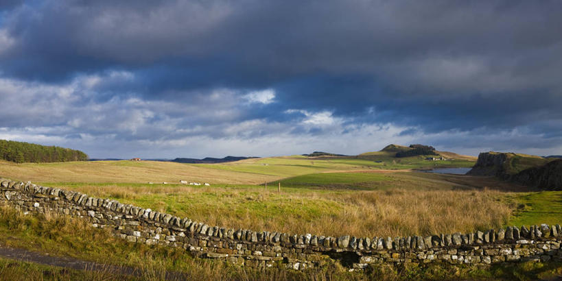无人,横图,全景,室外,白天,美景,山,英国,欧洲,地形,景观,田地,云,历史,城墙,英格兰,废墟,风景,天空,自然,景色,季节,摄影,宁静,国家公园,自然风光,改变,古代文明,诺森伯兰郡,哈德良长城,自然地理,秋天,彩图