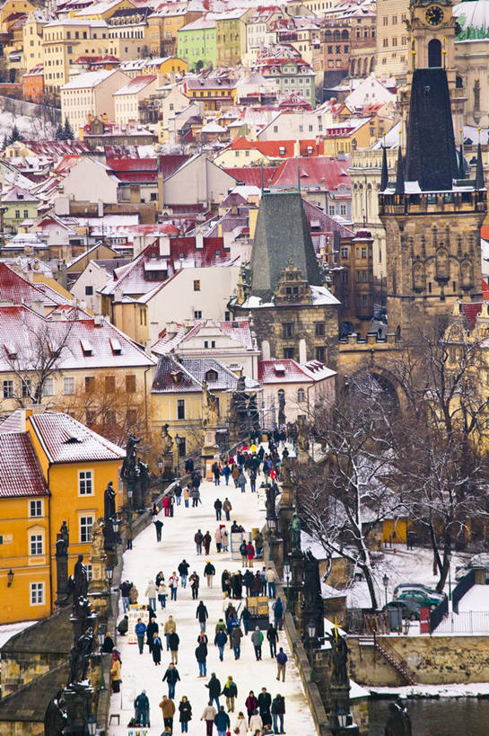 教堂,竖图,俯视,室外,白天,旅游,度假,美景,雪,城市风光,城市,建筑,欧洲,捷克,行人,游客,游人,屋顶,景观,冬天,古城,桥,首都,许多人,联系,娱乐,路人,旅客,地标建筑,一群人,享受,休闲,景色,放松,摄影,欧洲文化,中欧,捷克共和国,波西米亚,布拉格,查理大桥,圣维特大教堂,圣维特主教座堂,赫拉德卡尼城堡,过客,伏尔塔瓦河,彩图,高角度拍摄,布拉格历史中心