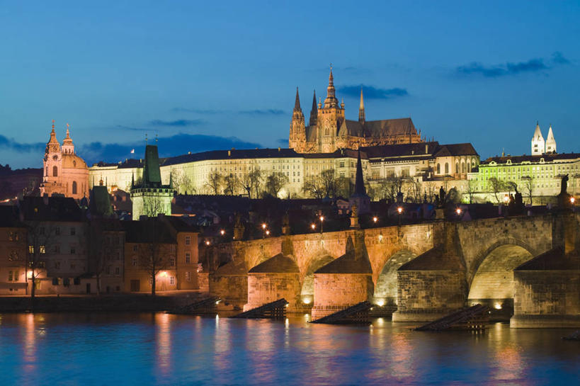 无人,教堂,横图,室外,河流,日落,水,城市,建筑,欧洲,捷克,反射,光,拱门,古城,塔,桥,尖顶,首都,联系,历史,蓝色,天空,黄昏,地标建筑,摄影,照亮,欧洲文化,哥特式风格,中欧,捷克共和国,波西米亚,布拉格,查理大桥,圣维特大教堂,圣维特主教座堂,赫拉德卡尼城堡,伏尔塔瓦河,彩图,大教堂,布拉格历史中心