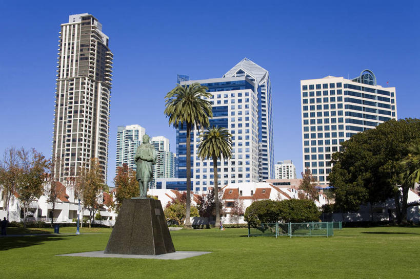 无人,律师,公园,横图,室外,白天,草坪,天际线,城市,建筑,摩天大楼,雕塑,美国,标志,雕像,符号,纪念碑,历史,标识,草,树,摄影,主席,纪念,留念,领导,总统,加利福尼亚,怀念,底座,万里无云,圣地牙哥市,政治家,首脑,性别符号,圣迭戈县,彩图,男性符号,法律,法律体系,贝尼托.华雷斯,胡亚雷斯