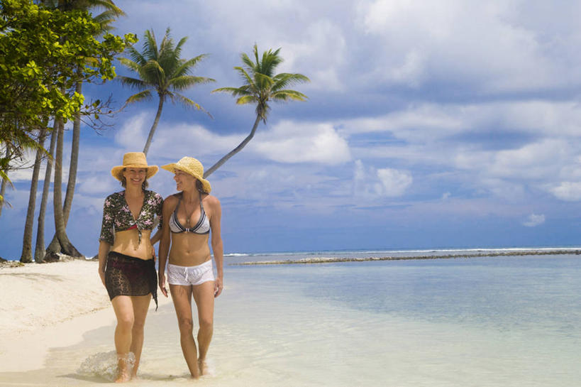 西方人,成年人,中年人,老年人,一个人,两个人,微笑,横图,室外,白天,正面,泳装,旅游,度假,快乐,友谊,幸福,海洋,水,棕榈树,帽子,欧洲,欧洲人,仅一个女性,仅一个人,行人,游客,游人,连接,涉水,云,路人,旅客,树,风景,天空,自然,遮阳帽,仅一个中年女性,摄影,生活方式,太平洋,享乐,大洋洲,法属波利尼西亚,社会群岛,法属玻利尼西亚,塔西提岛,过客,无忧无虑,老年女性,女人,女性,中年女性,白种人,海滩,休闲活动,步行,彩图,塔哈岛,法国海外领土