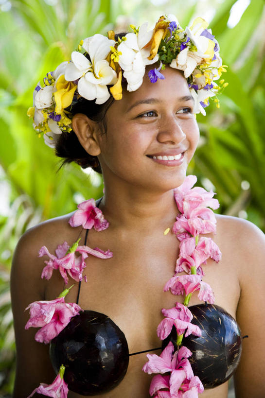 成年人,一个人,笑,微笑,露齿笑,竖图,室外,特写,白天,正面,快乐,满意,幸福,植物,仅一个年轻女性,仅一个女性,仅一个人,服装,花环,头饰,休闲装,花,衣服,休闲,休闲服,摄影,服饰,生活方式,大洋洲,法属波利尼西亚,社会群岛,法属玻利尼西亚,塔西提岛,年轻女性,女人,女性,年轻人,半身,彩图,传统服装,塔哈岛,传统文化,法国海外领土