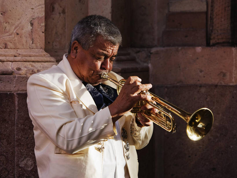 成年人,中年人,一个人,站,横图,室外,白天,正面,婚礼,聚会,快乐,墨西哥,仅一个男性,仅一个人,仅一个中年男性,表演,正装,庆祝,乐器,小号,结婚,音乐,拿着,喜庆,摄影,纪念,北美,北美洲,拉丁美洲,美洲,典礼,音乐人,瓜纳华托,瓜纳华托州,北亚美利加洲,亚美利加洲,墨西哥合众国,仙人掌王国,技能,男人,男性,中年男性,半身,彩图,高兴