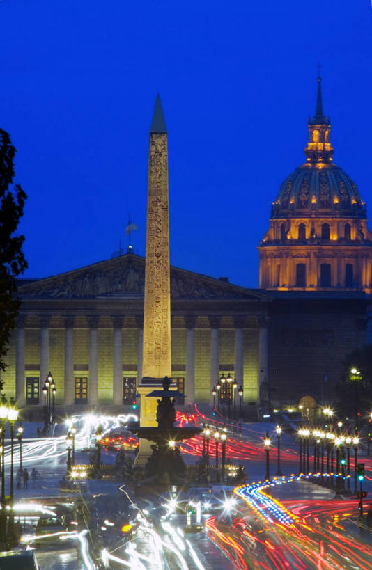 无人,广场,竖图,室外,夜晚,长时间曝光,城市,建筑,路灯,喷泉,照明,法国,巴黎,柱子,光,塔,交通,首都,历史,灯,蓝色,灯具,地标建筑,运输,摄影,尾灯,照亮,权威,领导,政府大楼,象形文字,照明设备,圆顶建筑,地中海文化,政府,法国文化,前照灯,前大灯,万里无云,车前灯,协和广场,埃及文化,议会大楼,柱廊,法兰西岛大区,把握,彩图,国会,掌控