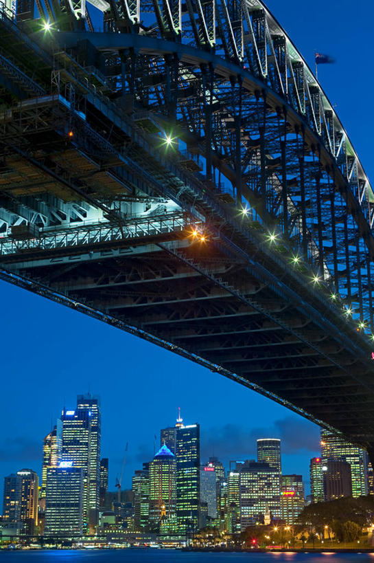 无人,竖图,室外,夜晚,仰视,夜生活,天际线,城市,建筑,摩天大楼,澳大利亚,桥,联系,拱桥,天空,地标建筑,摄影,照亮,大洋洲,新南威尔士,彩图,低角度拍摄,海港,悉尼港桥