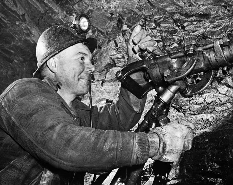 西方人,成年人,中年人,老年人,一个人,横图,黑白,室内,工作服,制服,安全,采矿业,欧洲,欧洲人,仅一个男性,防护,工人,安全帽,手套,向上看,职业,摄影,矿坑,电钻,保护,保险,煤,防护服,电动工具,矿工,保全,周全,安稳,安定,防护手套,工作制服,技能,平安,老年男性,中年男性,白种人,员工,半身,工作套服,矿山工人,匠人,劳动者,体力工,精力,矿灯