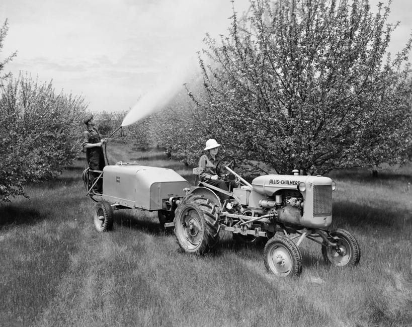 两个人,农民,农场,横图,黑白,室外,白天,农业,农作物,机器,美景,汽车,帽子,喷,飞溅,朦胧,模糊,肥料,景观,田地,车,树,天空,自然,交通工具,机械,景色,摄影,生长,保护,自然风光,载具,拖拉机,驾车,喷雾器,农具,耕具,农业机械