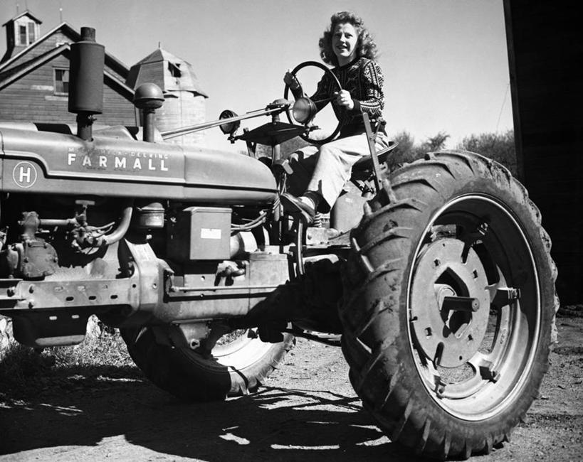 一个人,农民,坐,微笑,横图,黑白,室外,白天,农业,汽车,车,天空,交通工具,运输,摄影,载具,拖拉机,驾车,女性,年轻人