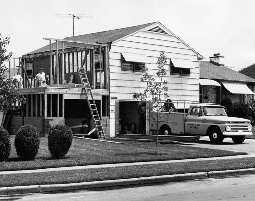 成年人,两个人,横图,黑白,室外,白天,建筑业,装修,建筑,汽车,朦胧,模糊,房屋,车,草,树,天空,交通工具,职业,摄影,生长,住房,载具,发展,人字梯,木工,皮卡车