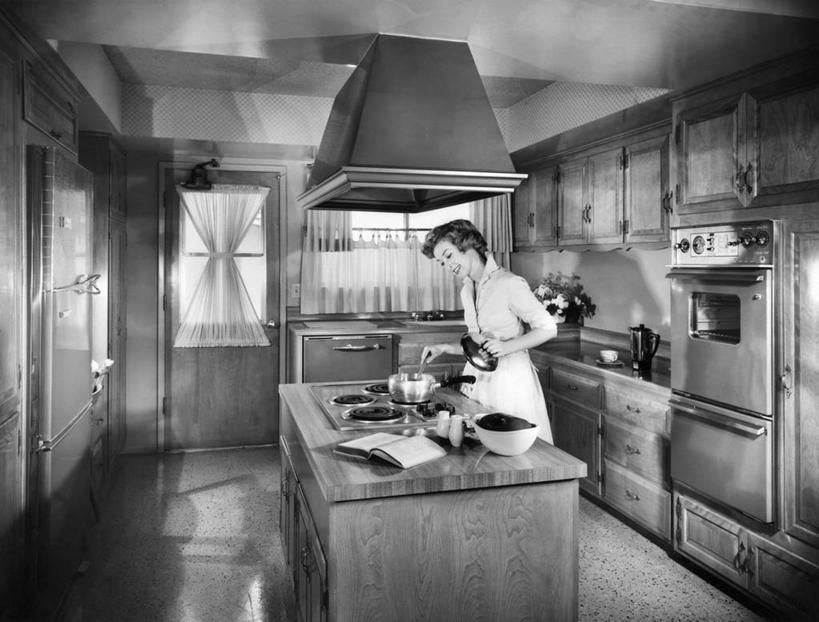 西方人,一个人,家庭,横图,黑白,室内,厨房,窗户,欧洲,欧洲人,准备,烤炉,灶台,食品,注视,锅,饮食,观察,看,温暖,温馨,一家人,摄影,观看,家庭妇女,和睦,察看,关注,食谱,女性,白种人,年轻人,烹调,融洽,短发