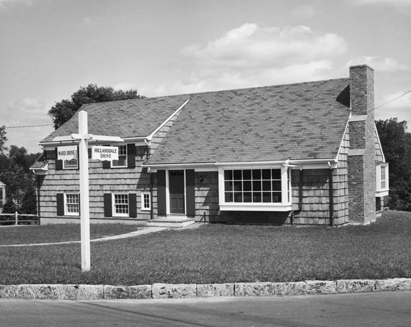 无人,横图,黑白,室外,白天,烟囱,草坪,建筑,指示牌,标志,路标,百叶窗,房屋,标识,路牌,草,天空,摄影,住房