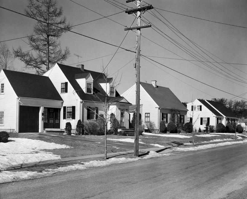 无人,横图,黑白,室外,白天,烟囱,雪,门,城市,建筑,街道,路,美国,一排,阴影,整齐,房屋,天窗,冬天,天气,北,现代,树,排列,社区,季节,运输,摄影,能源,电,电源,北美,住房,队列,马萨诸塞,彩图,旅行,梅尔罗斯修道院,居住区,输电塔,电力线