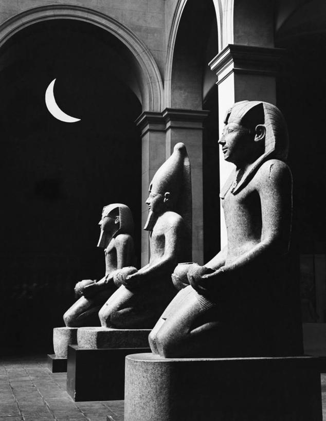 无人,竖图,黑白,室外,夜晚,神秘,雕塑,一排,整齐,标志,雕像,符号,柱子,月亮,拱门,月光,古典,标识,排列,天空,模型,摄影,明亮,队列,底座,埃及文化,皎洁,性别符号,古埃及文明,古代文明,男性符号,过去