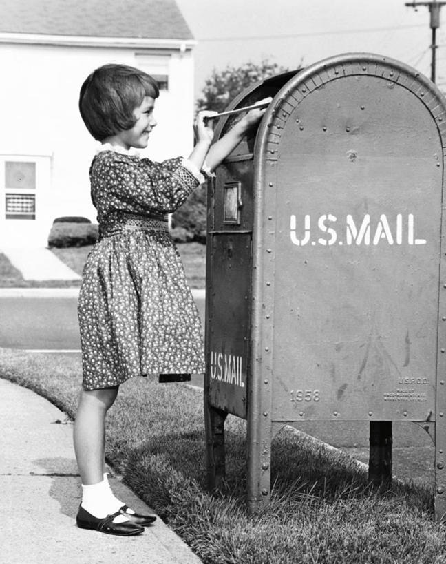 西方人,儿童,一个人,微笑,竖图,室外,白天,通讯,幸福,纯洁,欧洲,欧洲人,仅一个女性,仅一个人,邮件,休闲装,邮筒,小孩,仅一个小孩,可爱,童年,童趣,通信,摄影,发送,年龄,童真,烂漫,无邪,信函,天真,女孩,女人,女性,白种人,孩子,彩图,女生