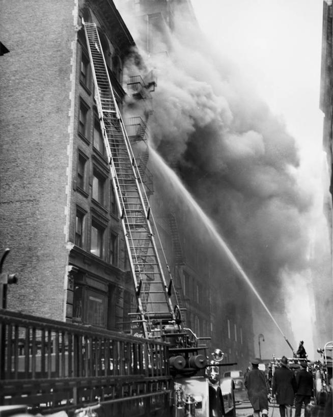 成年人,人群,消防员,竖图,黑白,室外,白天,仰视,风险,安全,水,城市,火,喷,飞溅,梯子,许多人,燃烧,方向,水管,天空,一群人,职业,发动机,烟,角度,摄影,建造,巨大,庞大,消防,软管,打斗,主题,保险,毁灭,灭火,勇气,消防器材,英雄,宏大,硕大,伟大,援救,危险,男人,消防车,低角度拍摄,水带,消防水带,防火梯