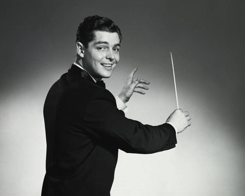 西方人,成年人,中年人,老年人,一个人,横图,室内,通讯,欧洲,欧洲人,仅一个男性,表演,服装,正装,指挥棒,音乐,摄影,生活方式,指导,严肃,领导,神圣,肖像,音乐人,燕尾服,技能,把握,认真,老年男性,男人,中年男性,白种人,年轻人,半身,彩图,礼服,掌控