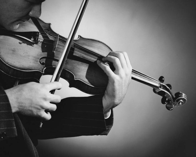 西方人,成年人,中年人,老年人,手,一个人,音乐家,横图,黑白,室内,特写,欧洲,欧洲人,仅一个男性,表演,乐器,弦乐器,小提琴,音乐,表演者,扮演,人体,摄影,聚光灯,部分,演出,练习,音乐人,技能,老年男性,男人,中年男性,白种人,乐师,演奏家,音乐工作者